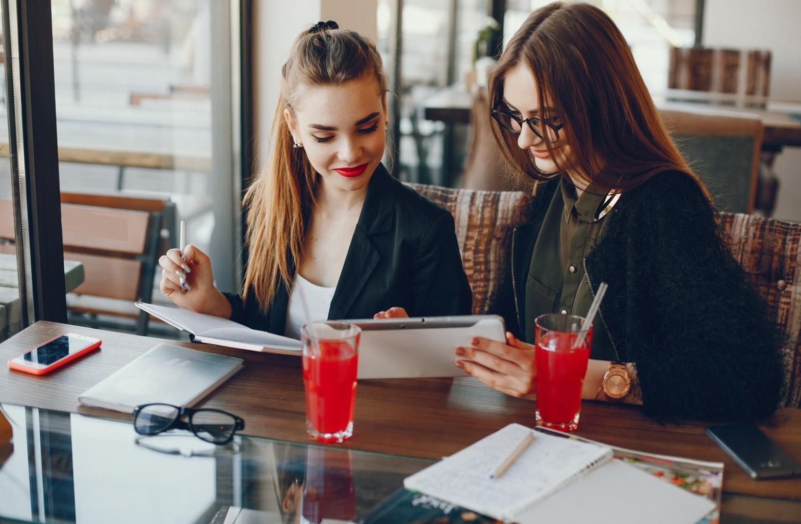 Coaching-Teilnehmer dokumentiert persönliche Fortschritte in einem strukturierten Entwicklungsplan