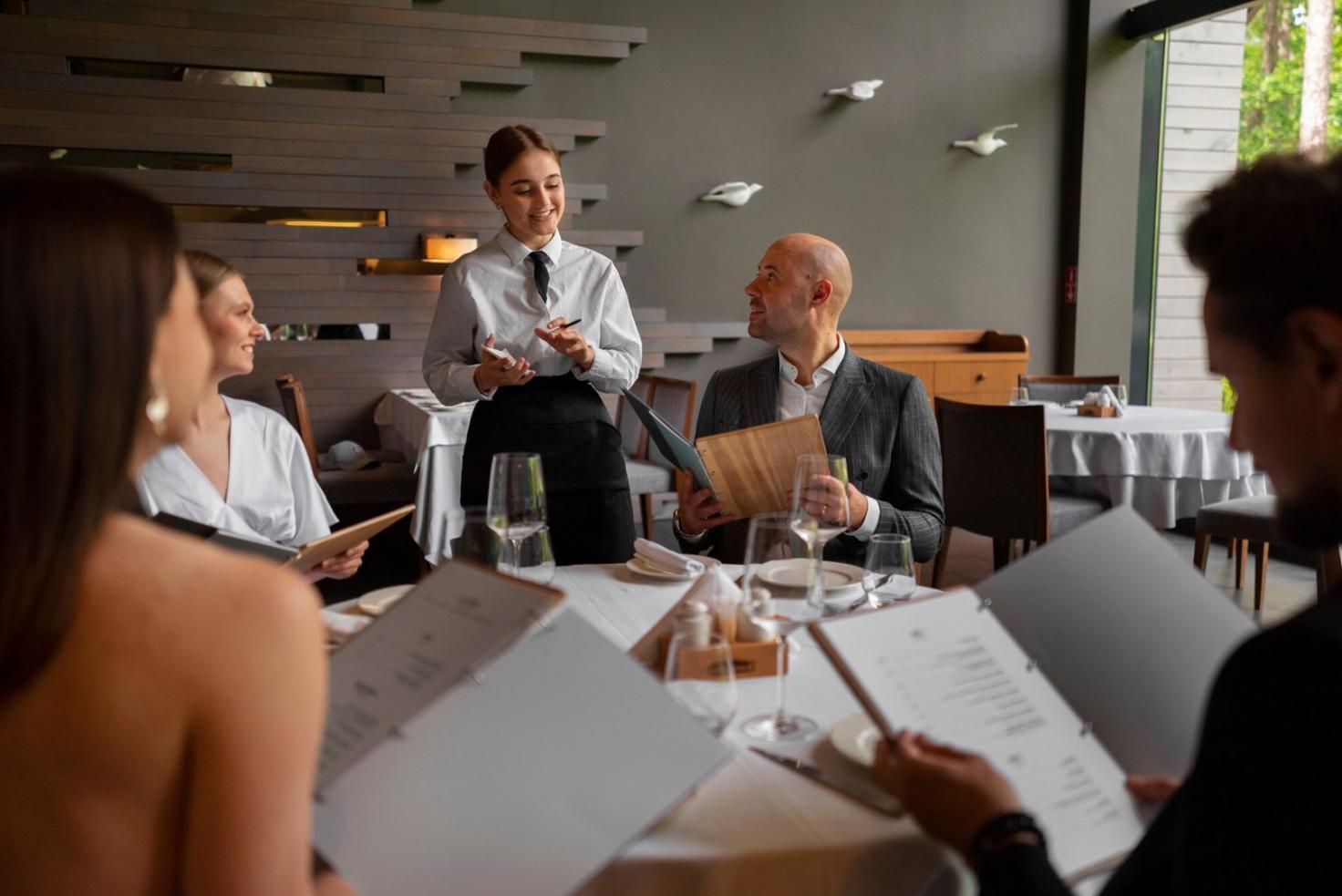 Workshop-Situation mit Teilnehmern, die ihre individuellen Fortschrittsberichte analysieren und besprechen